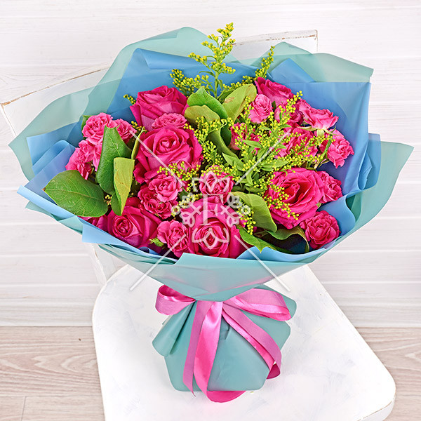 Изысканный комплимент - букет из малиновых роз